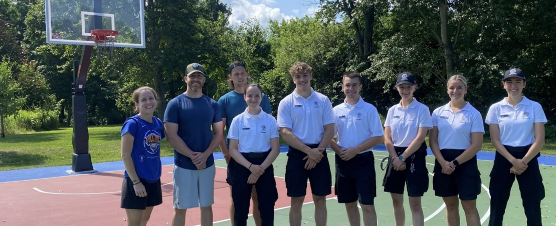 Un match de volley opposant les jeunes aux policiers Photo de la dernière édition. (Photo de courtoisie)