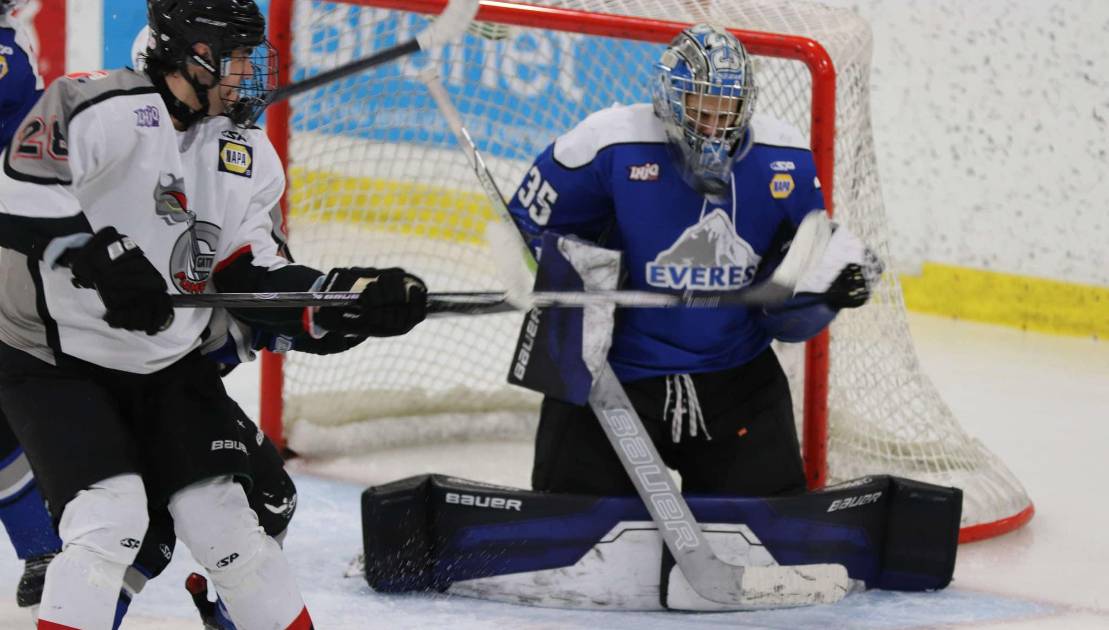 Alexandre Lauzier se lève, l’Everest s’incline à deux reprises Alexandre Lauzier s’est illustré dans la défaite des siens contre le Collège Français de Longueuil. Crédit photo : Everest de la Côte-du-Sud.