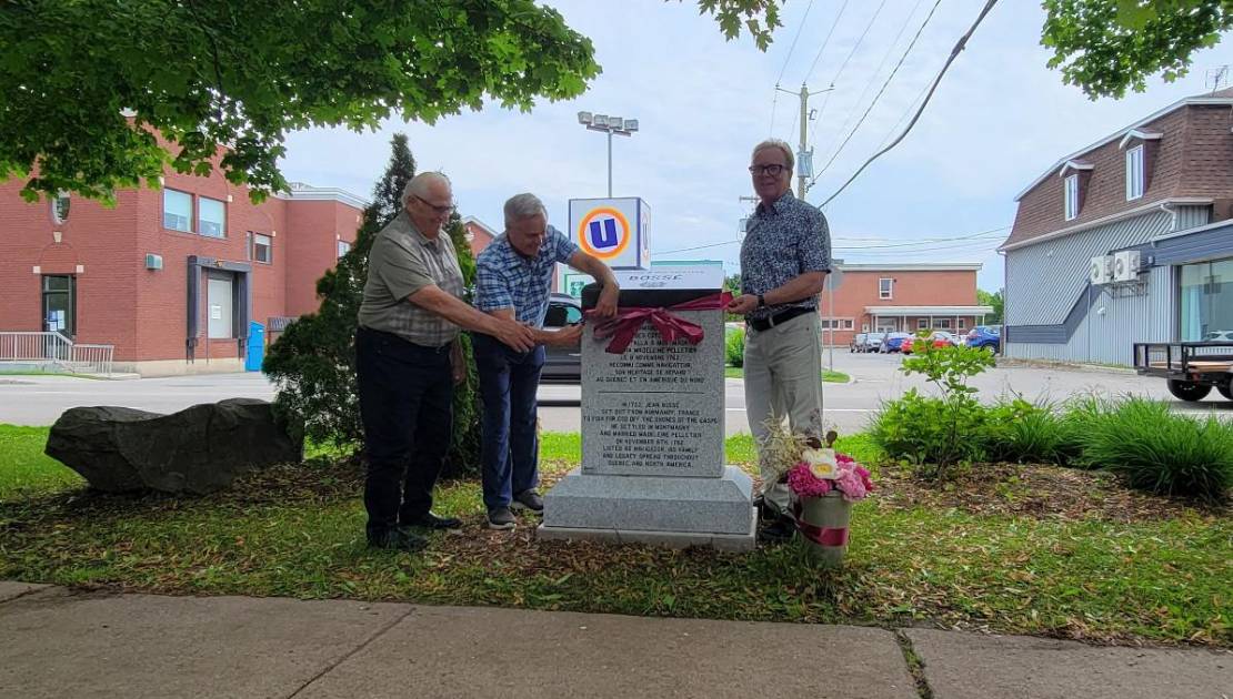 Dévoilement du monument en hommage à Jean-Baptiste Bossé De gauche à droite : Lucien Bossé, Randall Bossé et le maire de la Ville de Montmagny, Marc Laurin. (Photo de courtoisie)