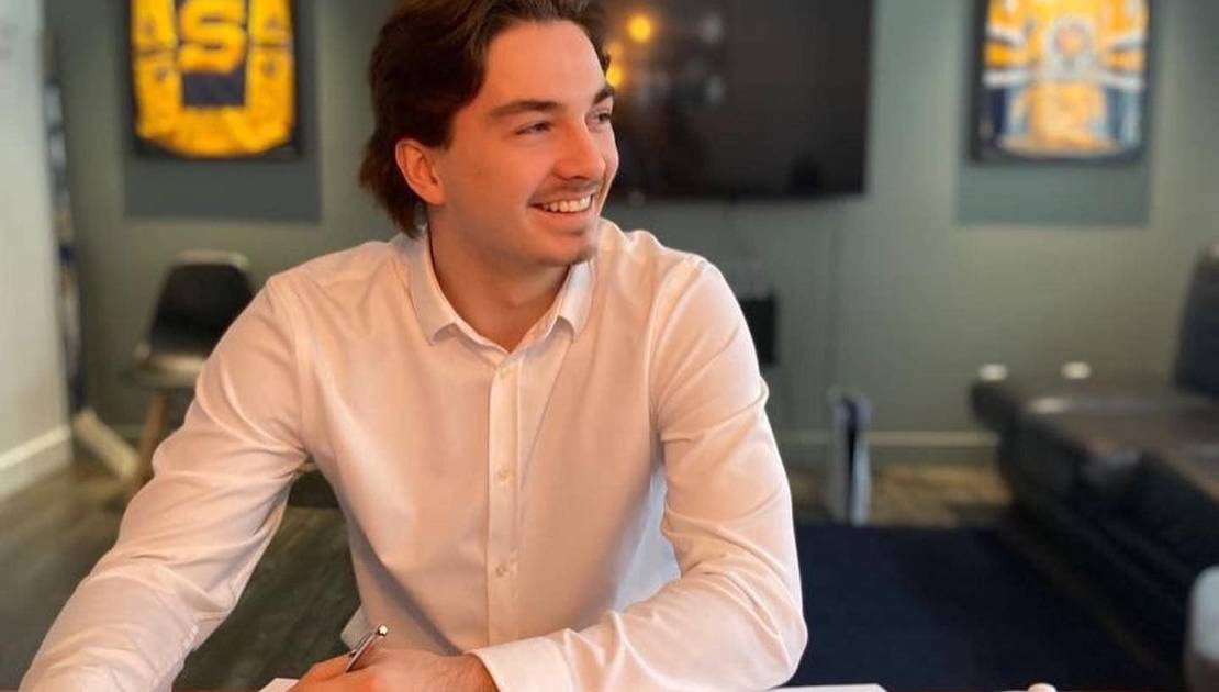 Un premier contrat dans la LNH pour Xavier Bourgault! Xavier Bourgault lors de sa signature de contrat pour les Oilers d’Edmonton. (Crédit photo : LHJMQ)