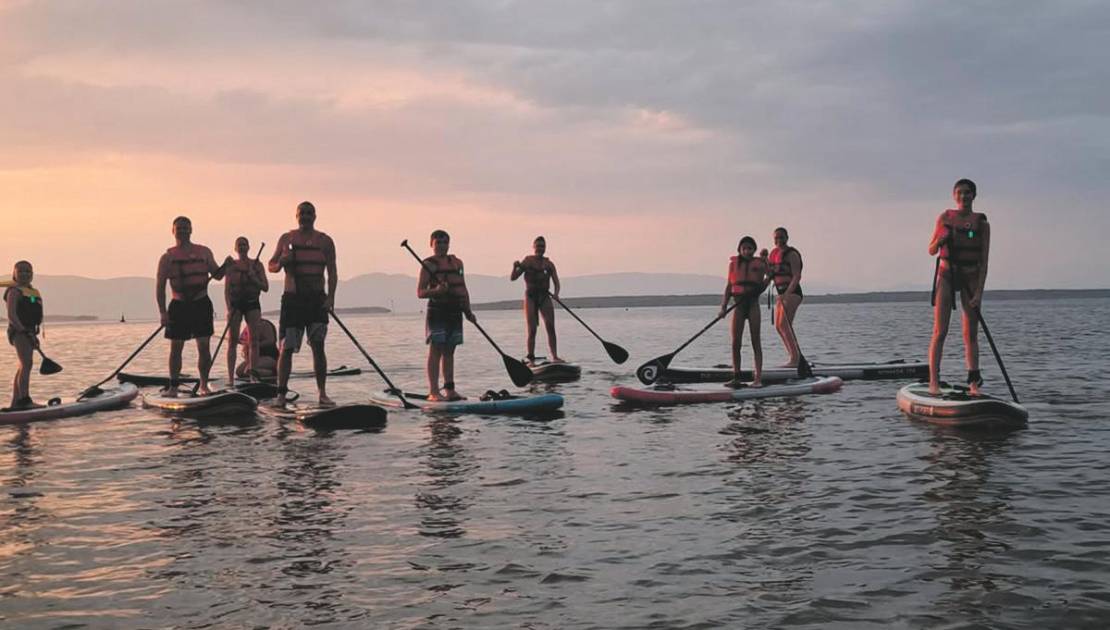 Orange SUP : la planche à pagaie sous toutes ses formes Orange SUP offre des cours en famille. Crédit photo : Orange SUP.
