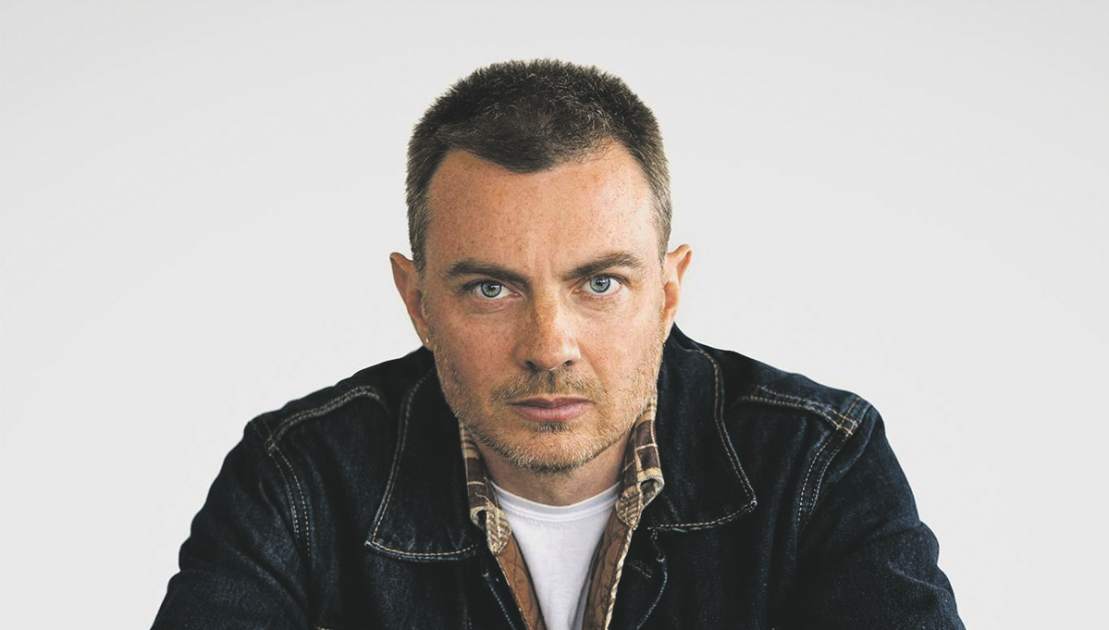 Jordan Officer à Montmagny en formule trio Le chanteur et guitariste Jordan Officer. Crédit photo : Centre d’Art de Richmond.