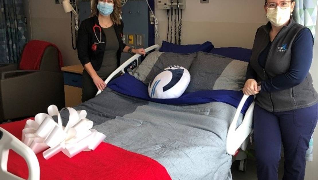 Trois lits d’hôpital pour les soins palliatifs du CMES La Dre Julie Laflamme, pédiatre, et Mme Andrée-Anne Bussières, infirmière en soins palliatifs pédiatriques en présence du lit OOK SNOW ALL.