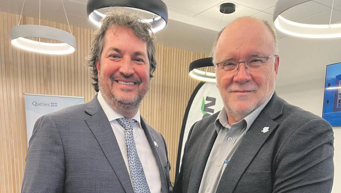 Le gouvernement du Québec accorde plus de 2,7 M$ à Saint-Jean-Port-Joli Le député de la Côte-du-Sud, Mathieu Rivest, en compagnie du maire de Saint-Jean-Port-Joli, Normand Caron. Photo de courtoisie.