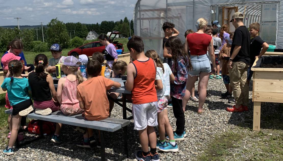 Le jardinage au bout des doigts : Une activité́ offerte aux camps de jour de la région Crédit photo : L’Atelier agricole.