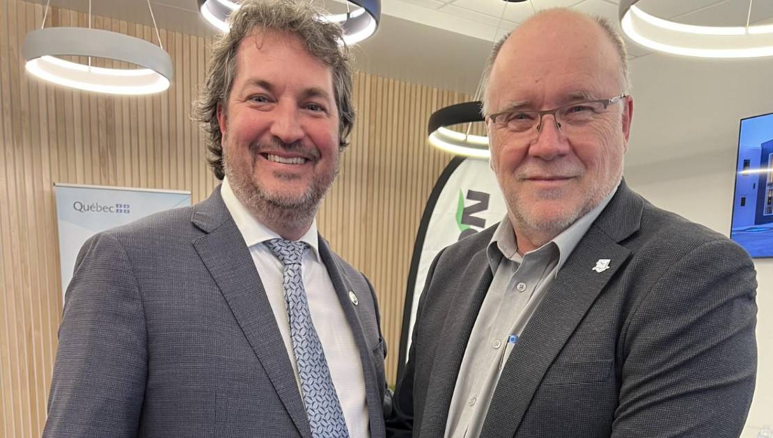 Le gouvernement du Québec accorde plus de 2,7 M$ à Saint-Jean-Port-Joli Le député de la Côte-du-Sud, Mathieu Rivest, en compagnie du maire de Saint-Jean-Port-Joli, Normand Caron. Photo de courtoisie.