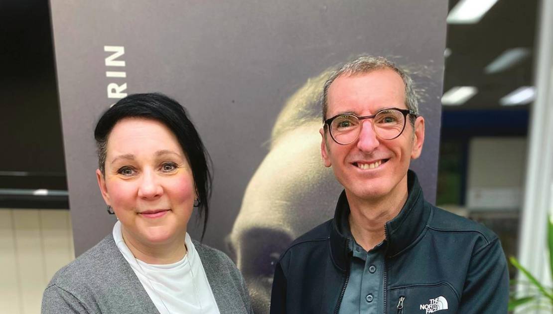 Une grainothèque s’installe à Cap-Saint-Ignace Ginette Saillant, responsable de la bibliothèque Léo-Pol-Morin de Cap-Saint-Ignace et Alain Jetté, copropriétaire des Vergers du Cap. (Photo de courtoisie)