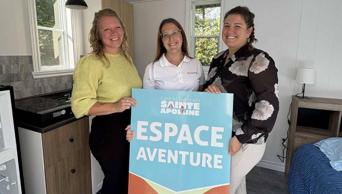 Investissements de 45 000 $ au Centre de plein air Sainte-Apolline Sonia Gagné, directrice générale de la municipalité de Sainte-Apolline-de-Patton et du Centre de plein air Sainte-Apolline, Éricka Gonthier représentante de Desjardins et Frédérique Boulet, agente de développement à la MRC de Montmagny dans le loft des sauveteurs, nouvellement aménagé. (Photo de courtoisie)