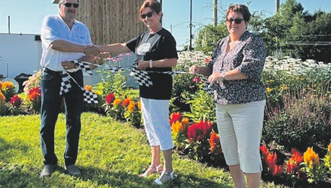 Saint-Raphaël inaugure son nouveau panneau lumineux d’une valeur de 100 000$ Sur la photo de gauche vers la droite : M. Richard Thibault, maire, Mme Chantale Goupil, présidente du Festival des Barres-à-Jack jusqu’en 2024 et Mme Louise Aubé, représentante du CDSR (Corporation de développement de Saint-Raphaël (photo de courtoisie).
