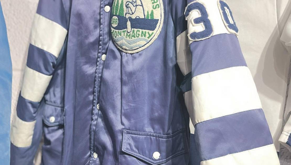 Exposition « L’épopée du hockey à Montmagny » : encore plus d’objets Ce manteau a appartenu à Michel Masson. Photo de courtoisie.
