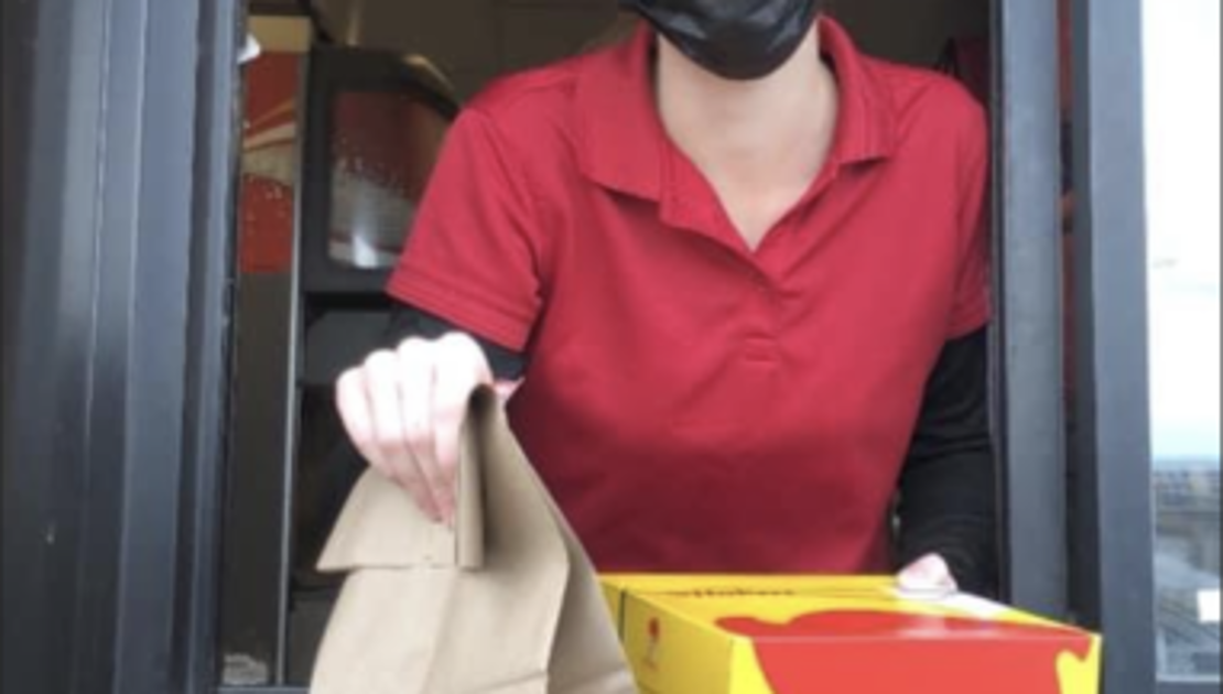 Montmagny - Pour emporter! La chaîne est lancée Catherine Robin a servi notre journaliste Marie-Eve Picard au service au volant du St-Hubert Express dimanche.