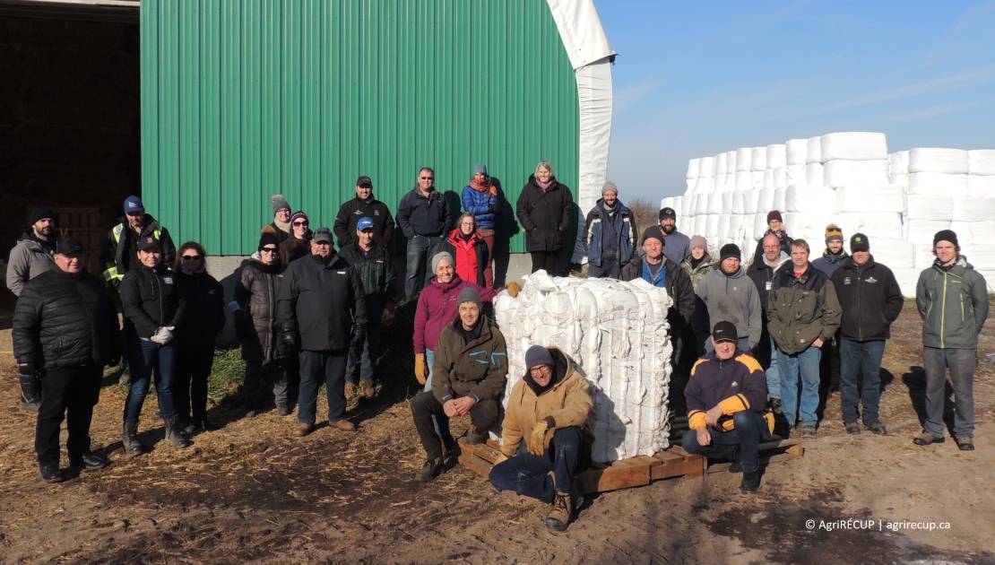 Journée démonstration de méthodes de récupération du plastique agricole le 18 mai Journée démonstration à la ferme Caprijol, de Saint-Gervais à l’automne 2021. (Crédit : Agricrécup)