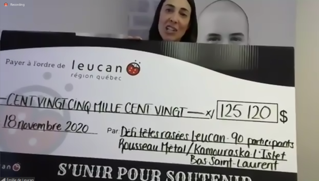 Record régional : 125 120$ pour la 11e édition du Défi têtes rasées de Kamouraska-L’Islet-Bas-Saint-Laurent Émilie Têtu, représentante de Leucan, avec le chèque lors du dévoilement.