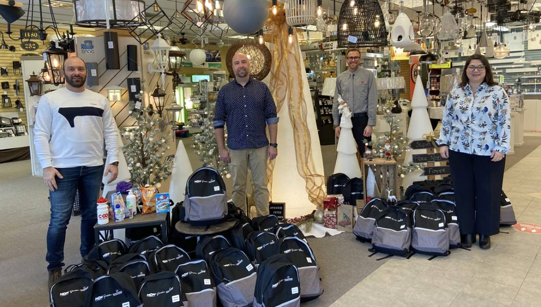 3000$ de cadeaux pour les enfants dans le besoin M. Guillaume Pelletier, propriétaire de Luminaire Futura/Éclairage Raymond, Olivier Talbot, gestionnaire de la Clinique dentaire Montmagny, et Francis Rouleau, directeur général du magasin Coop IGA Extra, de même que madame Paule Giasson, directrice générale de la maison de secours La Frontière.
