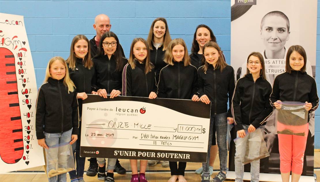 Magny-Gym remet 11 000$ à Leucan Les gymnastes et membres de l'organisation qui ont coupé leur cheveux leurs cheveux pour la cause.
