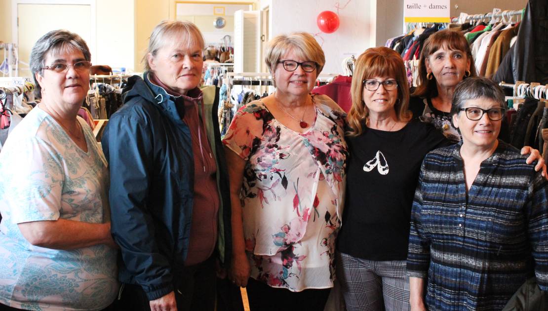 De fil en bouton maintenant ouvert à Saint-Jean-Port-Joli Une partie de l'équipe de bénévoles. De gauche à droite, Charlotte Harvey, Céline Fortin, Ginette Desbiens, présidente de Soupe au bouton, Raymonde Fortin, Hélène Tremblay et Lucille Castonguay.