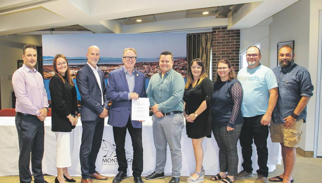 De nouvelles conventions collectives pour les employés municipaux Sur la photo, de gauche à droite : Louis Letourneau, Marie-Philip Coulombe, Félix Michaud, Marc Laurin, Vincent Caron, ainsi que Mélanie Morin, Cindy Chabot, Mario Poulin et Gino Dufour. Crédit photo : Ville de Montmagny.