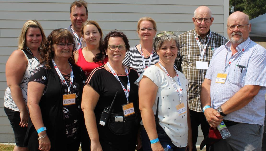 Tourville a fêté son 100e anniversaire Le comité organisateur: Kim Blanchet, Diane Gagnon, Normand Blier, Stéphanie Dubreuil, Marie-France Morneau, Luce Morneau, Nathalie Deschênes, Michel Anctil et Benoit Dubé.