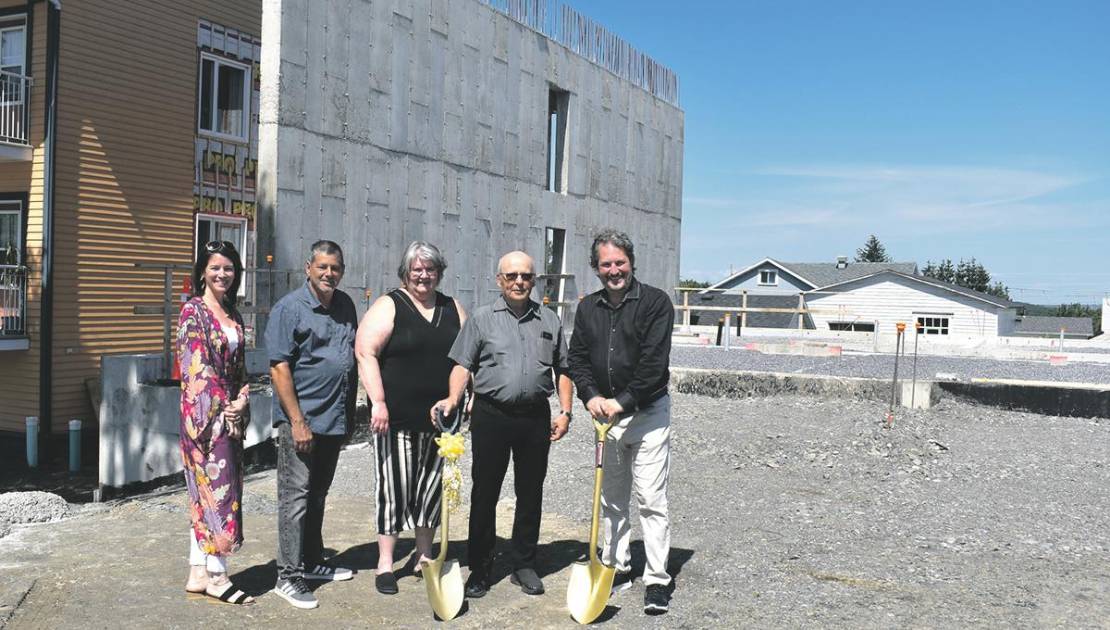 Investissement de 9,4 M$ pour de nouveaux logements pour aînés à Saint-Pamphile Annie Francoeur, directrice du bureau du député Bernard Généreux, Mario Leblanc, maire de Saint-Pamphile, Isabelle Gauvin et Clermont Gagnon, directrice générale et président des Habitations Saint-Pamphile, et Mathieu Rivest, député de Côte-du-Sud. (Photo : Katy Desjardins)