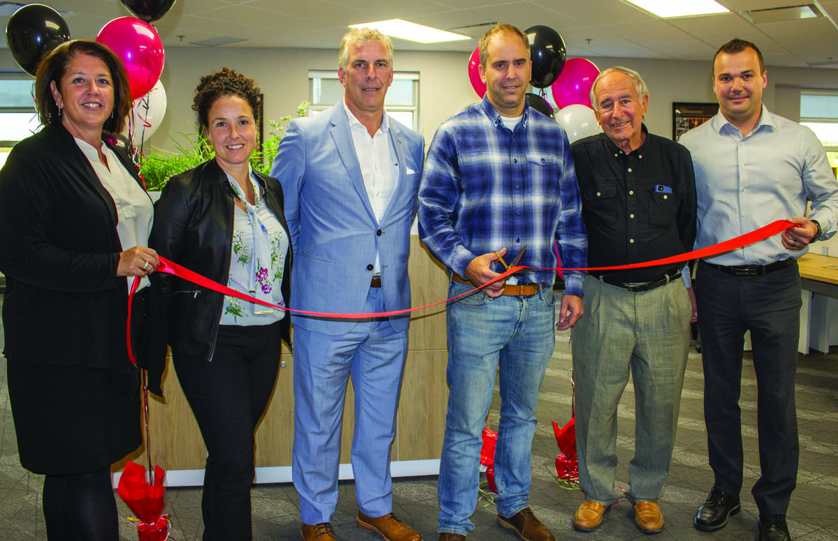 Ouellet Canada ouvre un bureau à Lévis M. Louis Beaulieu a procédé à la coupe du ruban lors de l’ouverture des bureaux de Lévis.