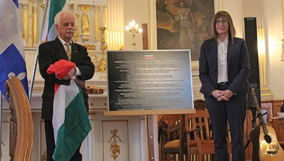 Les Patriotes honorés à Saint-Pierre-de-la-Rivière-du-Sud Le dévoilement de la plaque en hommage aux sept patriotes.