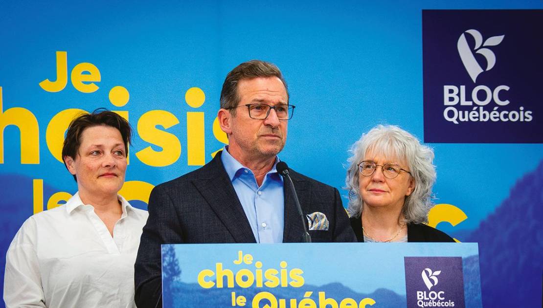 Le Bloc québécois veut inviter le Canada à rendre au protectionnisme américain la monnaie de sa pièce M. Blanchet accompagné des candidates Julie Vignola (Lévis) et Diane Sénécal à La Pocatière. (Crédit Photo: Marc-Antoine Paquin)