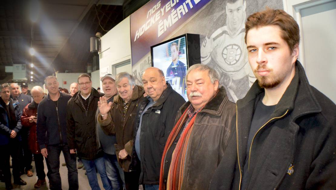 Hommage à nos hockeyeurs Quelques hockeyeurs honorés devant le mur de reconnaissance: (de gauche à droite) Alain Côté, Jean-François Dubé, Denis Gaudreau, Michel Lepage, Claude Charbonneau, Pierre Richard et Antoine Coulombe.