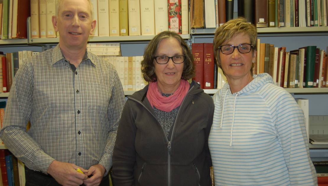 Émouvantes retrouvailles à la Ferme Le Goglu de Saint-Pierre À son deuxième voyage dans la région, Mme Carmelle St-Vincent (au centre) était accompagnée de sa sœur, Mme Gisèle Lanouette. Comme en 2017, elles ont visité le Centre d’archives de la Côte-du-Sud où elles ont rencontré M. Michel Dumais qui avait facilité les retrouvailles avec leur famille de Saint-Pierre de la Côte-du-Sud.