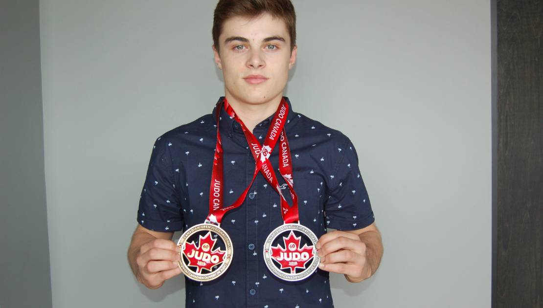 Jasmin Bélanger, champion canadien de judo Jasmin Bélanger montre les deux médailles qu’il a récoltées au Championnat canadien de judo.