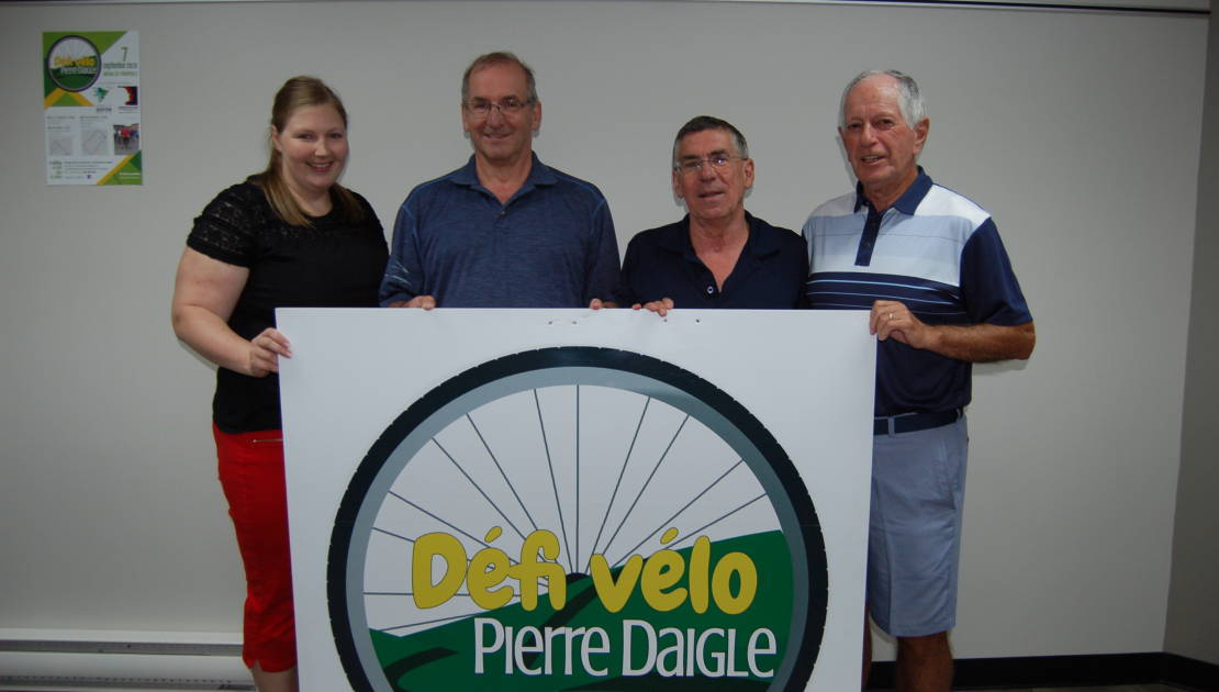 Le Défi Vélo Pierre Daigle de retour le 7 septembre De gauche à droite, Estelle Lemelin, Pierre Daigle, Michel Pelletier, de la Fondation des soins de santé de la MRC de L’Islet, et Réal Laverdière invitent les cyclistes de la région à participer au deuxième Défi Vélo Pierre Daigle.
