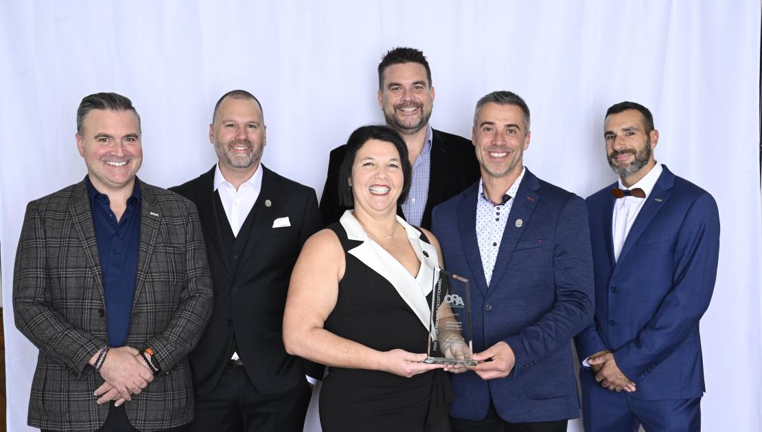 BMR de Montmagny reçoit le prix du meilleur leader communautaire au pays Simon Gouin, Groupe BMR; Israel Ward-McNally, VP Avantis Coopérative; Josée Gingras, Avantis Coopérative; Gord Catherwood, Trex (commanditaire); Dany Boucher, directeur de magasin; Yannick Morin, Taiga (commanditaire). (Photo de courtoisie)