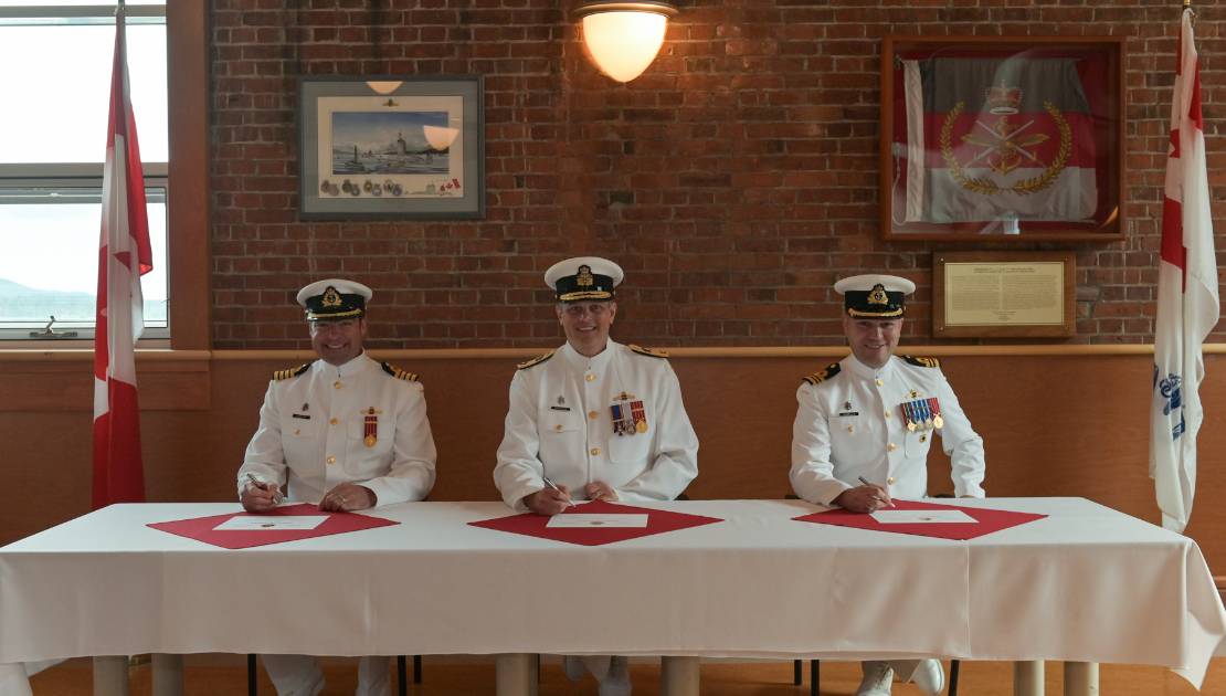 Le plus jeune commandant de sous-marin de la classe Victoria (De gauche à droite) Le capitaine de vaisseau Jean-Stéphane Ouellet (commandant sortant), le commodore Christopher Robinson (commandant de la Force des sous-marines du Canada) et le capitaine de corvette Eric Isabelle (commandant entrant).