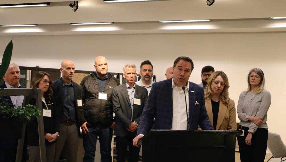 « Il est minuit moins cinq » pour régler le dossier des travailleurs étrangers temporaires Frédéric Marier prend la parole au nom de ses collègues entrepreneurs. (Crédit photo: Journal de Lévis - Alexandre Bellemare)