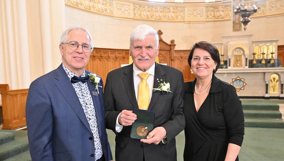 Une Goulée sous la présidence d’honneur de Roméo Dallaire Rémi Faucher, président de la Fondation Bouchard, Mme Marie-Claude Michaud et le lieutenant-général (ret), l’honorable Roméo A. Dallaire, président d’honneur de la 48e édition. (Photo de courtoisie)