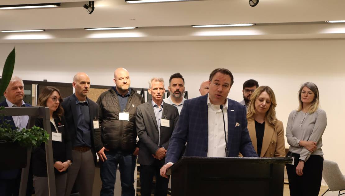 «Il est minuit moins cinq» pour régler le dossier des travailleurs étrangers temporaires Frédéric Marier prend la parole au nom de ses collègues entrepreneurs. (Crédit photo: Journal de Lévis - Alexandre Bellemare)