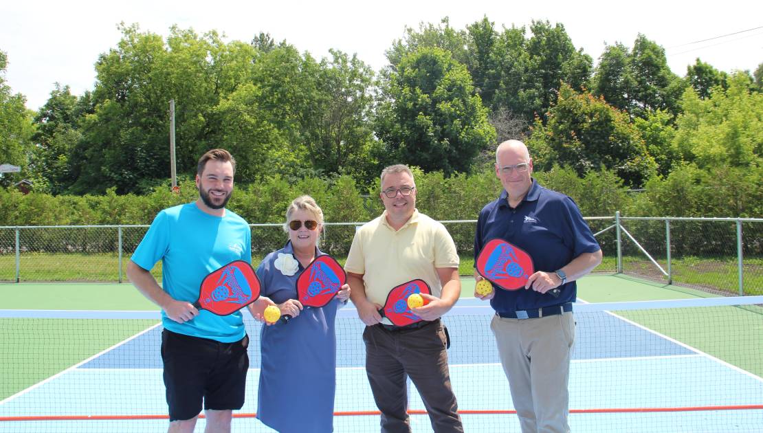 Ouverture des terrains de pickleball au camping municipal William Laberge, directeur du Camping, Michelle Bernard, élue municipale, Jean-François Roy, directeur du Services des loisirs, et Jessy Croteau, élu municipal. (Photo de courtoisie)