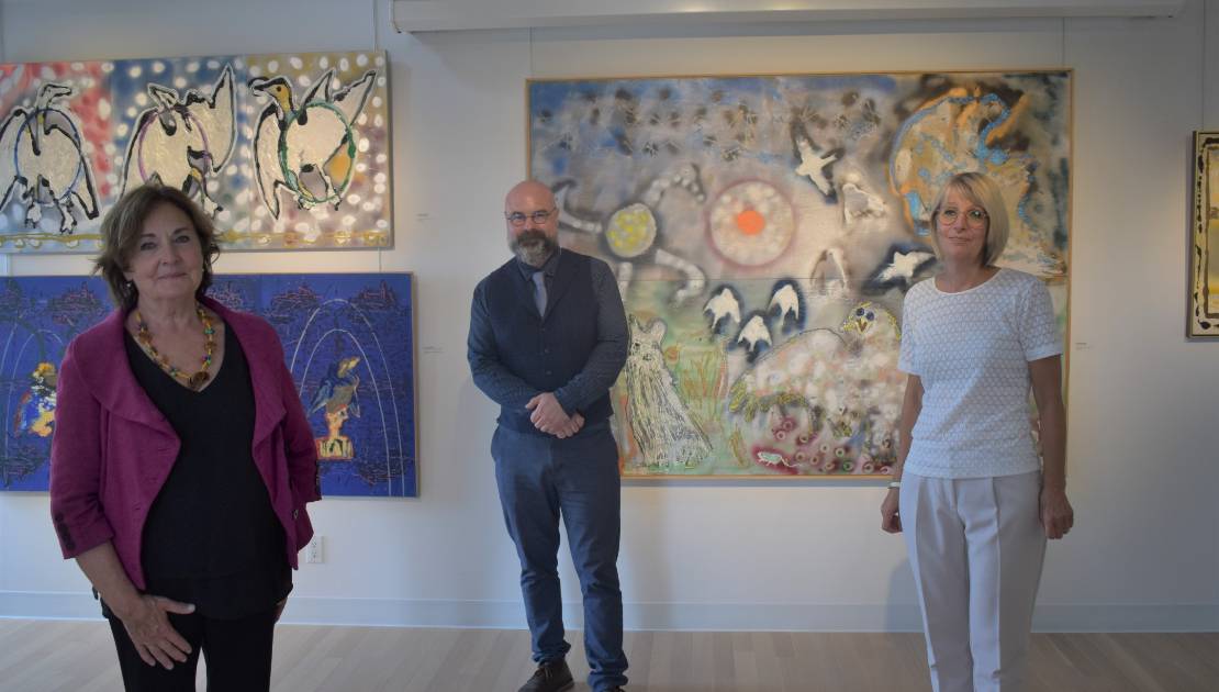 La Bibliothèque de Montmagny traverse 2021 avec succès Dans l’ordre habituel, Mme Huguette Vachon, commissaire de l’exposition, M. Jocelyn Landry, directeur général de la Bibliothèque de Montmagny et Mme Sonia Godbout, présidente de la Corporation de la Bibliothèque de Montmagny.