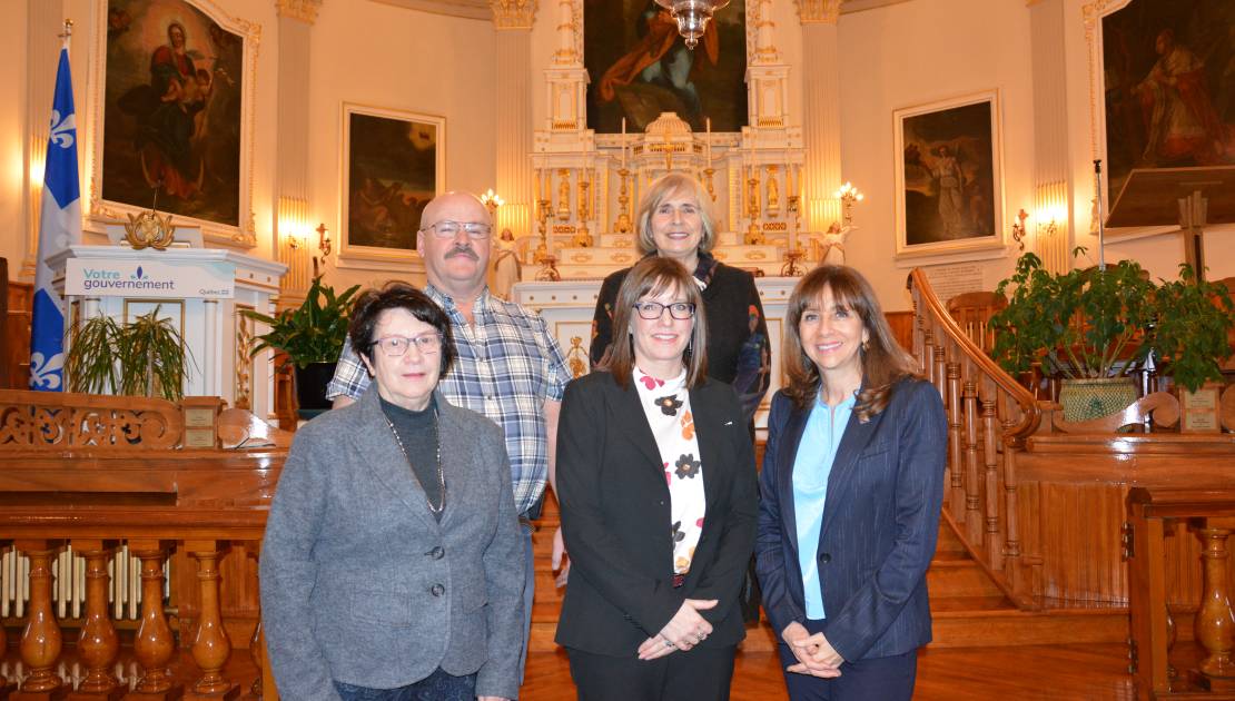 Québec alloue 59 410$ pour préserver l’église de Saint-Pierre La ministre Nathalie Roy, à droite, en compagnie de la ministre Marie-Eve Proulx et de Jocelyne Caron, préfet de la MRC de Montmagny. Derrière, on aperçoit le maire de Saint-Pierre, Alain Fortier, et la présidente du Conseil de fabrique, Lise Cloutier.