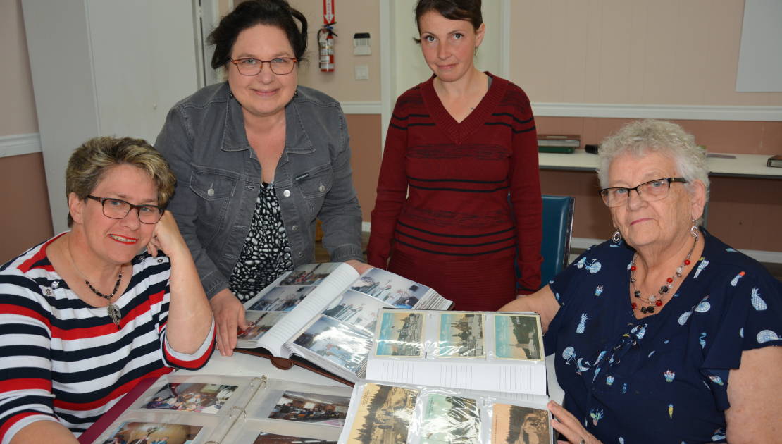 Montmagny: le Centre communautaire Normandie fête son demi-siècle On a ressorti les albums qui racontent l’histoire du Centre communautaire Normandie. De gauche à droite: Nathalie Samson, directrice générale, Marie-Claude Lizotte, intervenante, Danielle Poulin à l'administration et Suzanne Gaudreau, présidente du conseil d'administration.