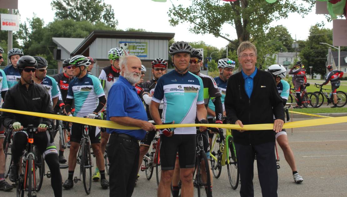 La Tournée des Vainqueurs rapporte 51 125$ Ghislain Lepage, président de la Fondation de l'Hôtel-Dieu de Montmagny, Christian Cariou, président de la compagnie Umano Médical, partenaire principal de la 9e édition et Rémy Langevin, maire de Montmagny.