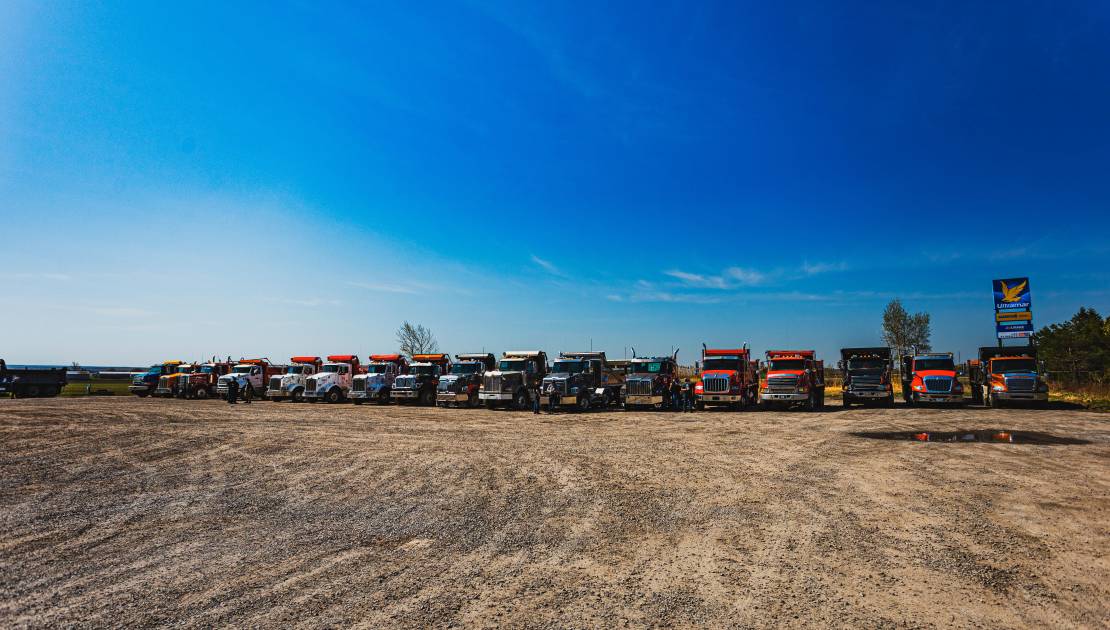 Camions, pirates et organisations douteuses Les camionneurs prêts pour le départ, crédit photo Jean-Fernand M.-B., L’Oie Blanche