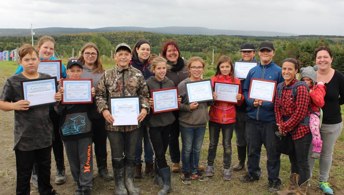 Récolter ce que l'on sème Les jeunes du projet Agricole entouré des différents intervenants.