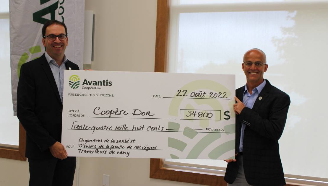Avantis remet 34 800 $ pour la santé, les familles et les travailleurs de rang Michel Delisle, chef de la direction, et Frédéric Martineau, président d’Avantis Coopérative. (Photo de courtoisie)