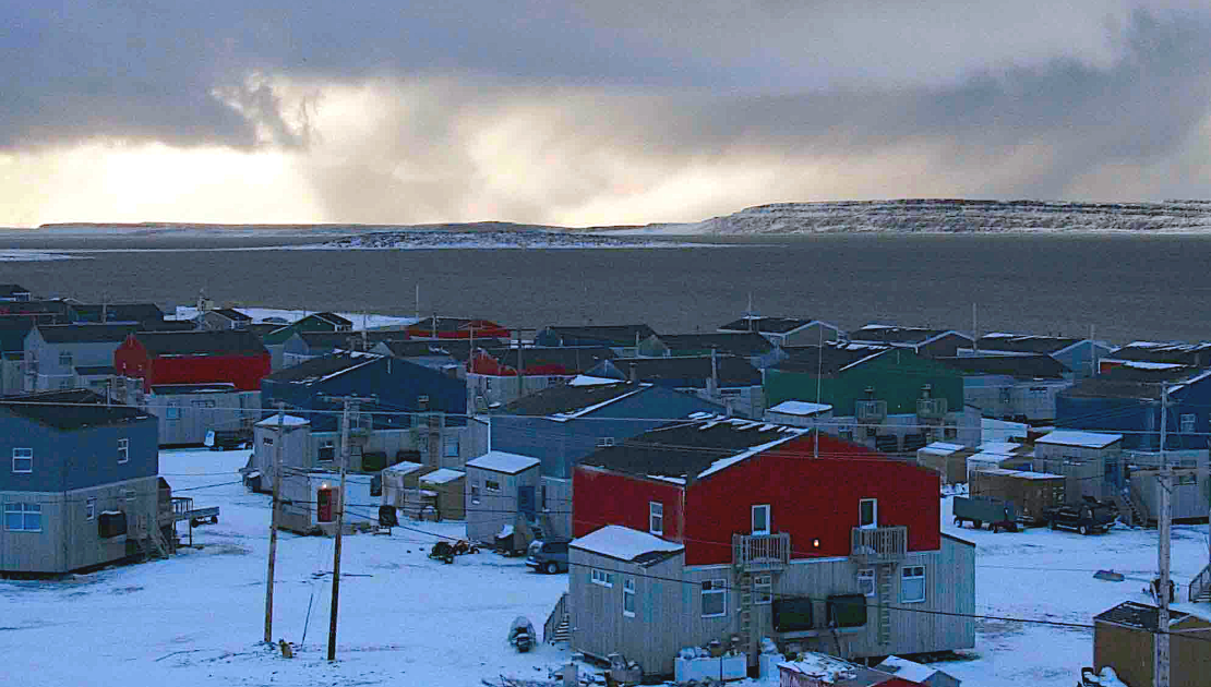 À la découverte du monde moderne des Inuits Une partie d’Inukjuak lors d’un matin d’hiver. (Crédit photo: Marcel Rousseau)