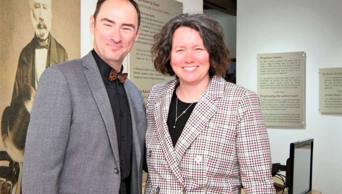 Plus de 100 personnes assistent au lancement du projet d’histoire orale filmée M. Benoît Grenier, historien, et Mme Stéphanie Lanthier, cinéaste.