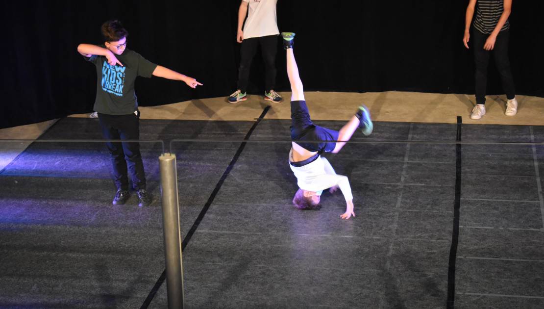 Montmagny a souligné la fête du Canada Deux danseurs de la troupe breakdance MARVL en action.