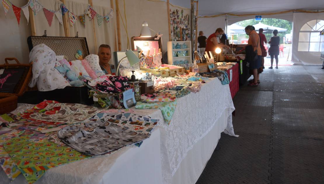 Une Fête des chants de Marins au maximum de sa capacité Le Marché portuaire présentait plusieurs artisans locaux.