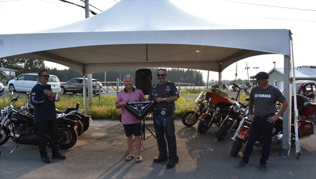 Le « Rolling Barrage » de passage à Montmagny Le groupe a remis un foulard à leur effigie au maire de Montmagny, M. Bernard Boulet.
