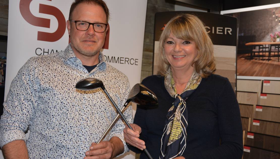 Tournoi de golf de la Chambre de commerce: Marielle Mercier agira à titre de leader Frédéric Corriveau, président de la Chambre de commerce de Montmagny et Marielle Mercier, présidente de Planchers Mercier et leader événement du tournoi de golf.