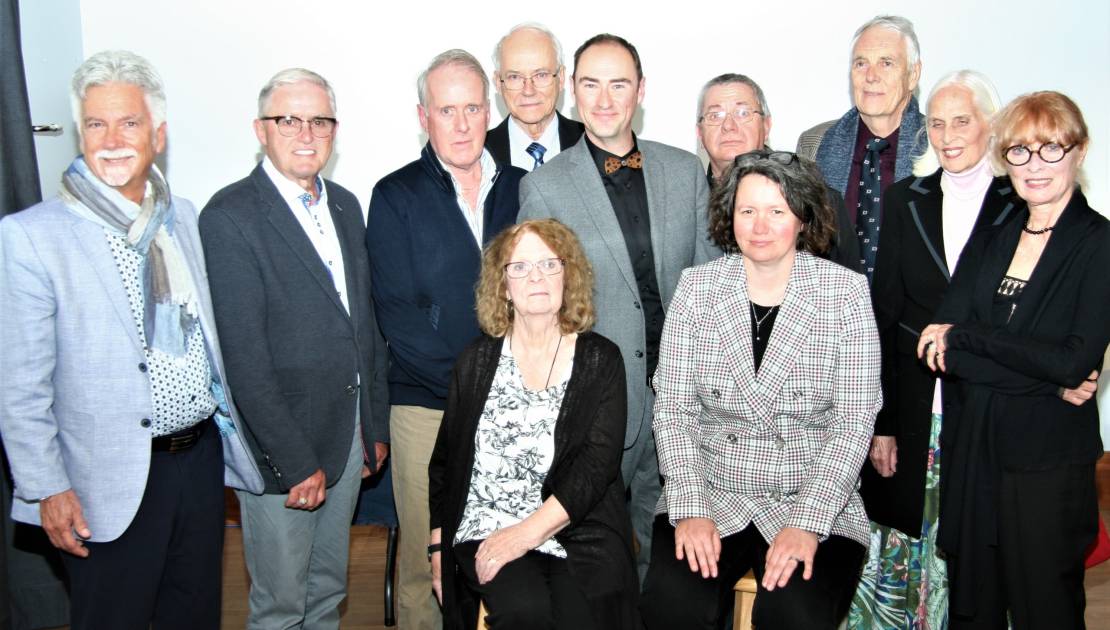 Plus de 100 personnes assistent au lancement du projet d’histoire orale filmée À l’avant, de gauche à droite, Mme Marie-Jeanne Cabana, représentante de la seigneurie de Beauport, et Mme Stéphanie Lanthier, cinéaste. À l’arrière, dans le même ordre, M. André Dufresne, notaire, M. Gaston Rioux, descendant de la famille seigneuriale Riou(x) de Trois-Pistoles, M. Jacques Laliberté et le Chanoine Jacques Roberge, de la seigneurie de Beaupré, M. Benoît Grenier, historien, M. Réjean Labbé, meunier à la Seigneurie des Aulnaies, Mme Carroll Guérin et son accompagnateur, de la seigneurie de Rouville, et Mme Marie-José Raymond, descendante de la famille seigneuriale Dessaules à Saint-Hyacinthe.